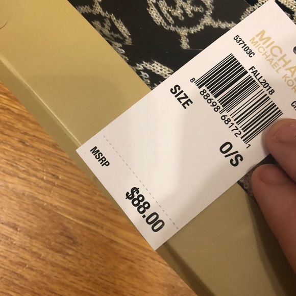 Michael kors hat and scarf gift set - Picture 4 of 4